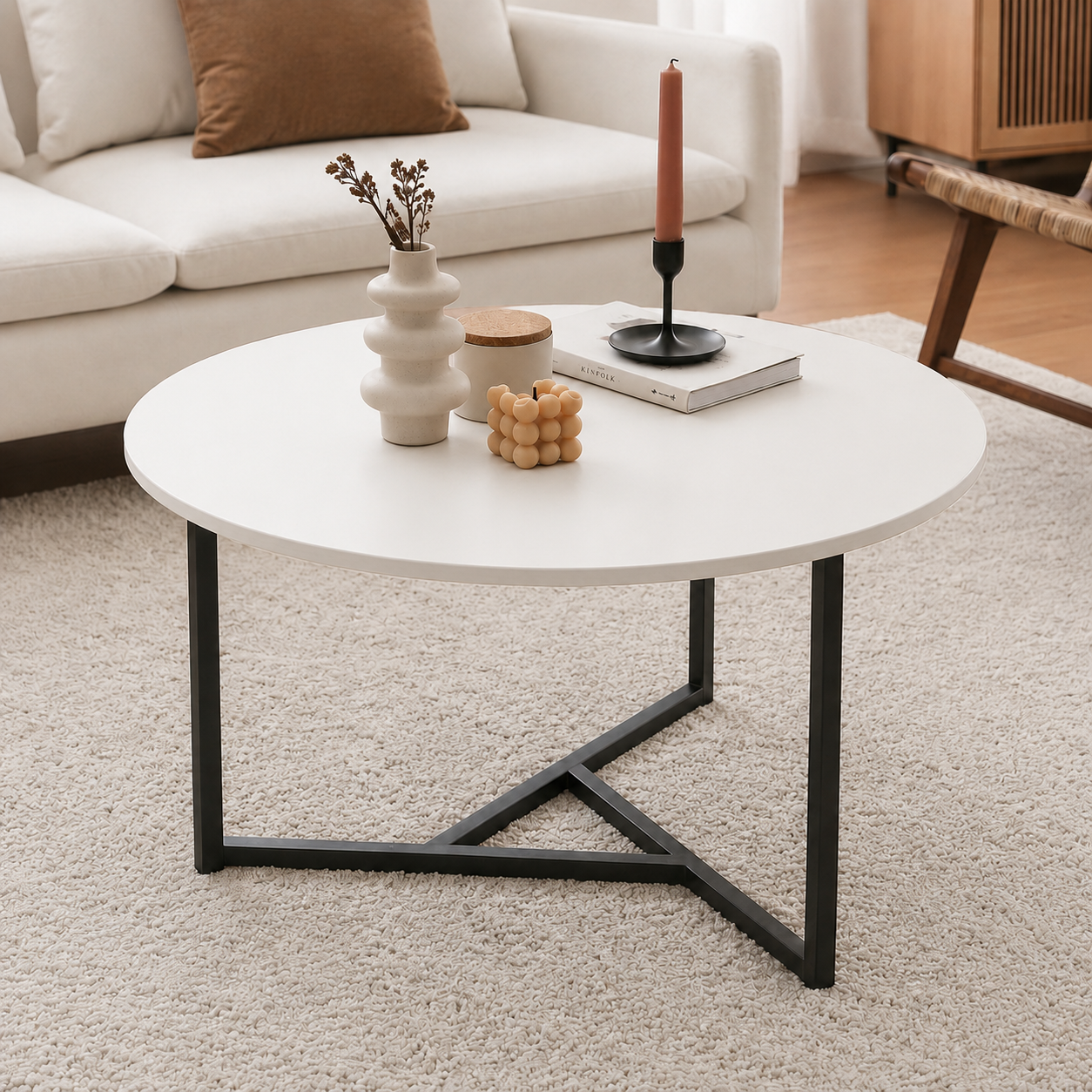 Table basse TRIKA – détail du plateau stratifié et des pieds acier