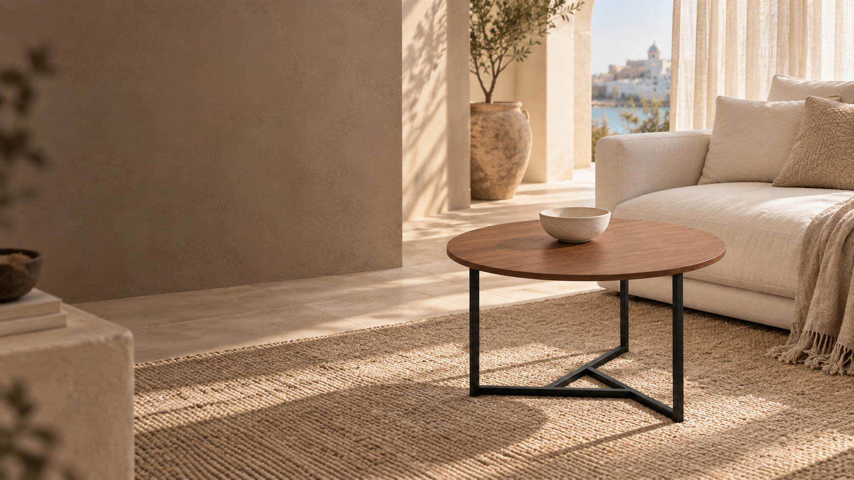 Table basse TRIKA finition noyer dans un salon lumineux aux tons naturels